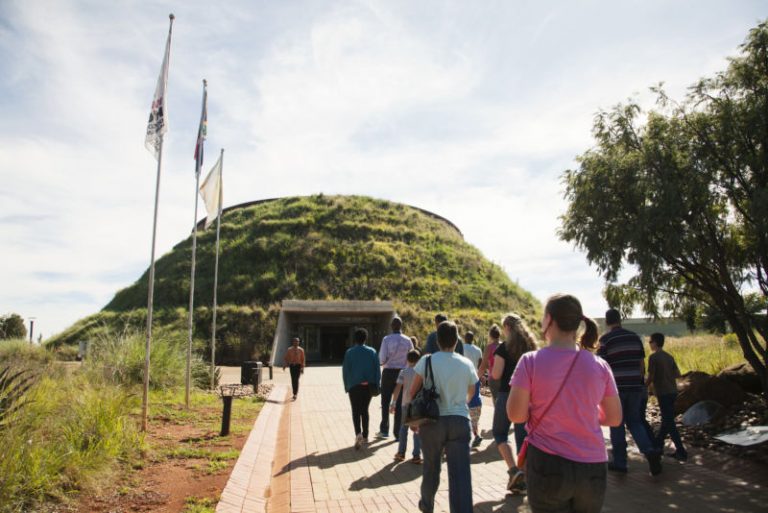 Read more about the article 2009 – ICI Representatives Visit SA